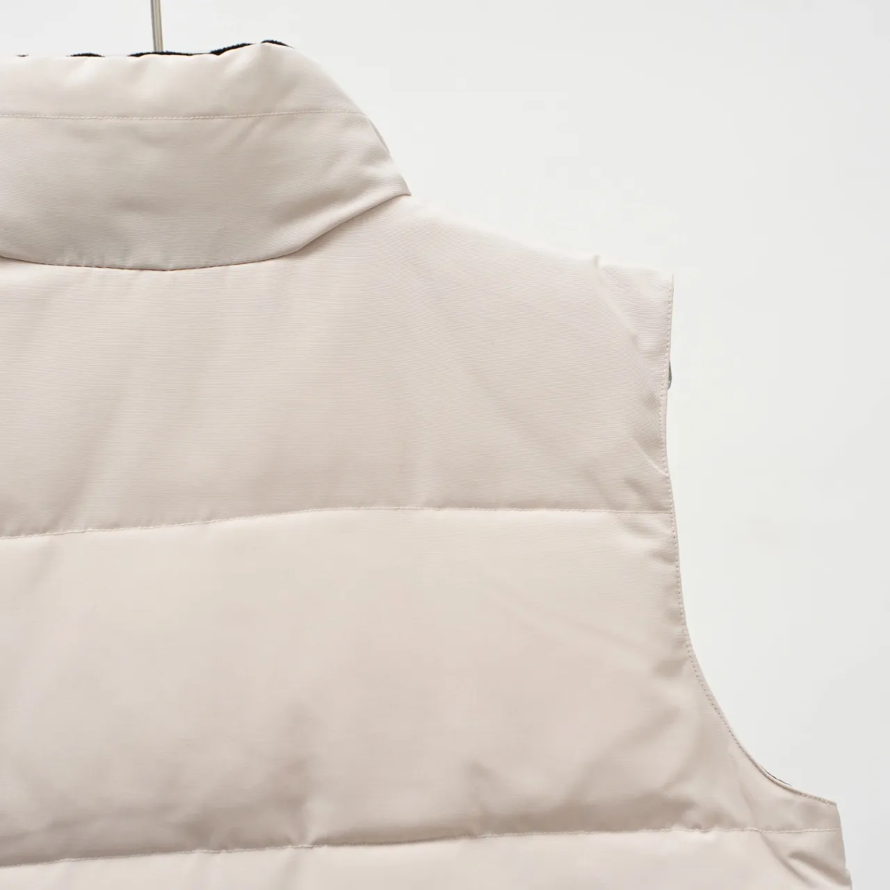 P340 CANADA GOOSE丨Canada Goose slanted pocket stand collar down vest Color: Off-white with red label Size: XS-XXL